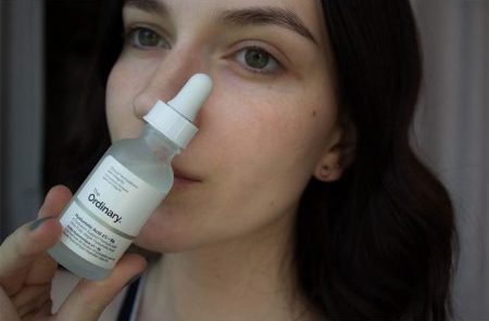 سرم هیالورونیک اسید اوردینری The Ordinary Hyaluronic Acid 2% + B5  مناسب برای آبرسانی عمیق، حفظ رطوبت و افزایش نرمی و لطافت پوست