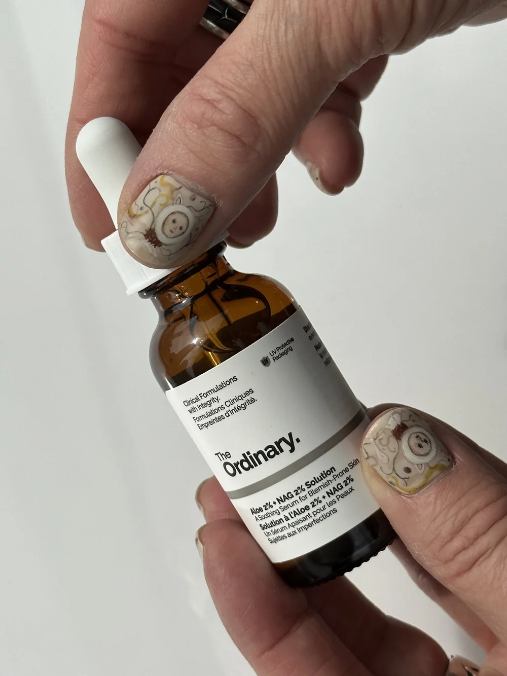 سرم آلوئه + NAG اوردینری (The Ordinary Aloe + NAG Serum) مناسب برای تسکین، آبرسانی و شادابی پوست