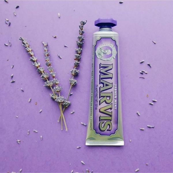خمیردندان مارویس Marvis مدل Jasmin Mint (بنفش)، با رایحه دل‌انگیز نعناع و گل یاسمن، جلوگیری‌کننده از پوسیدگی و عفونت دندان